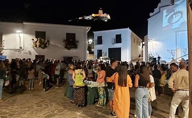 Momoento de la velada eno-gastronómica, en el llano de la iglesia. 