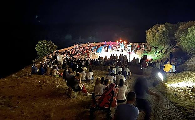 Público asistente a la representación teatral en el patio del castillo de Miraflores. 