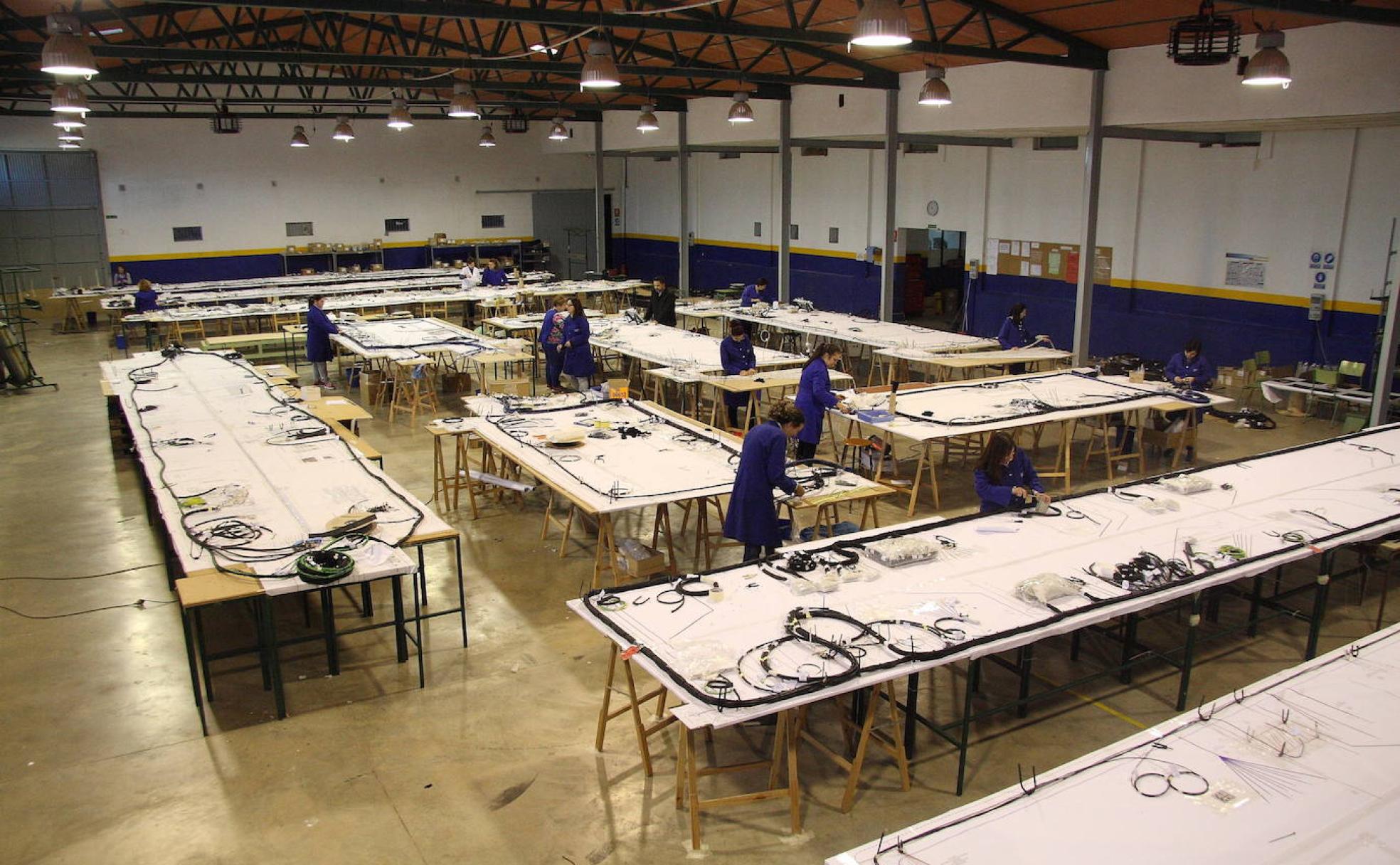 En las instalaciones tienen mesas de gran tamaño para simular las medidas de los vagones.