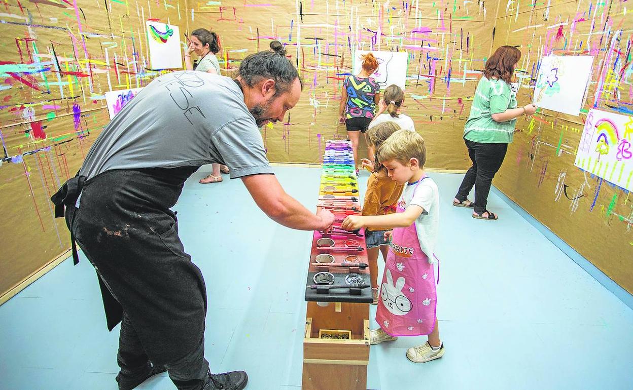 Jornadas de puertas abiertas en la escuela de arcilla y pintura Komomomo, en la calle Hernando de Soto. 