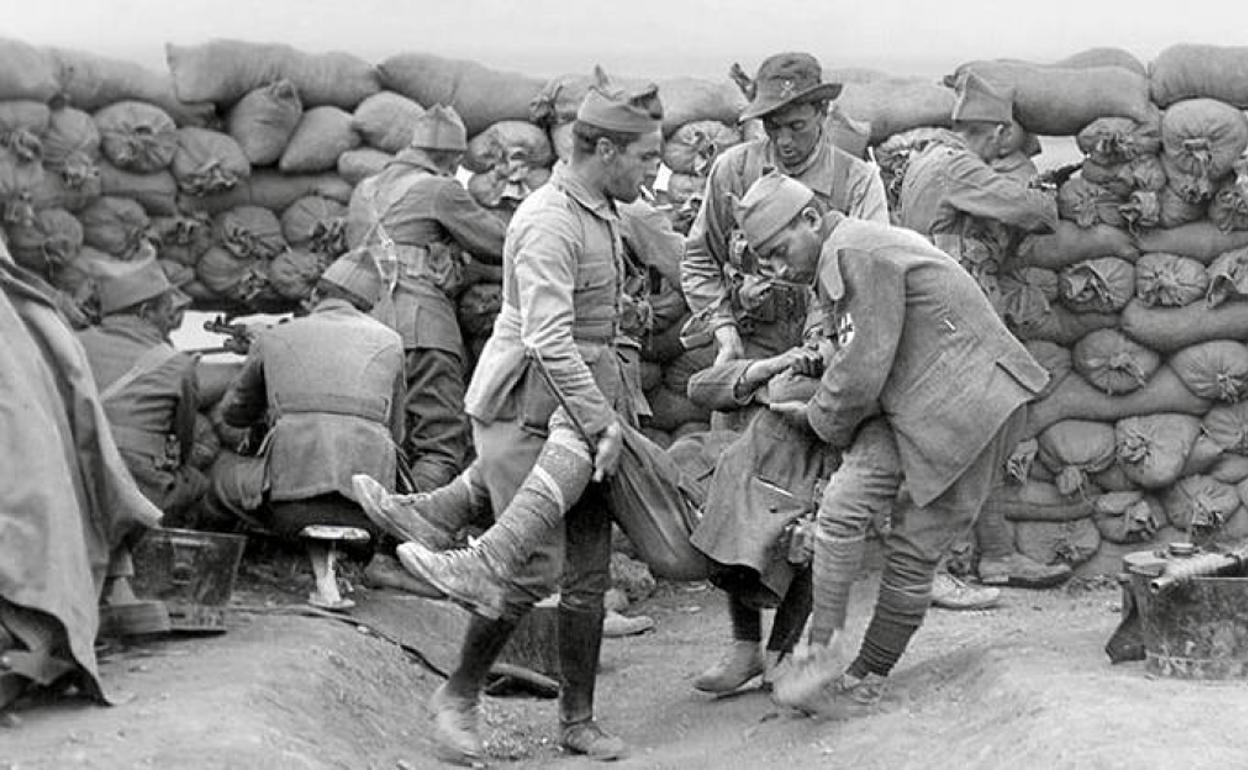 Traslado de un herido mientras los españoles se defienden de un ataque de los rifeños el 3 de octubre de 1921. 