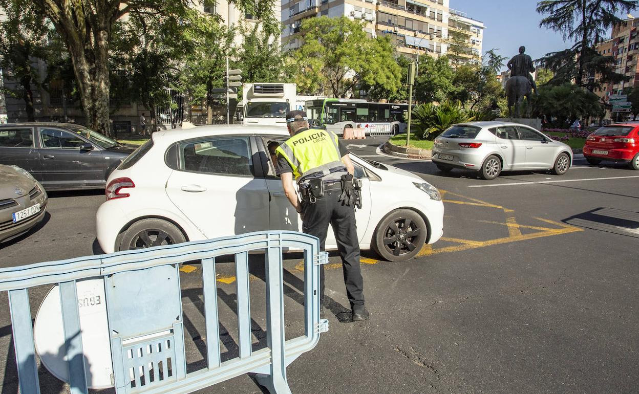 Un policía informa a un vecino de los cortes de tráfico en el Día sin Coches. 