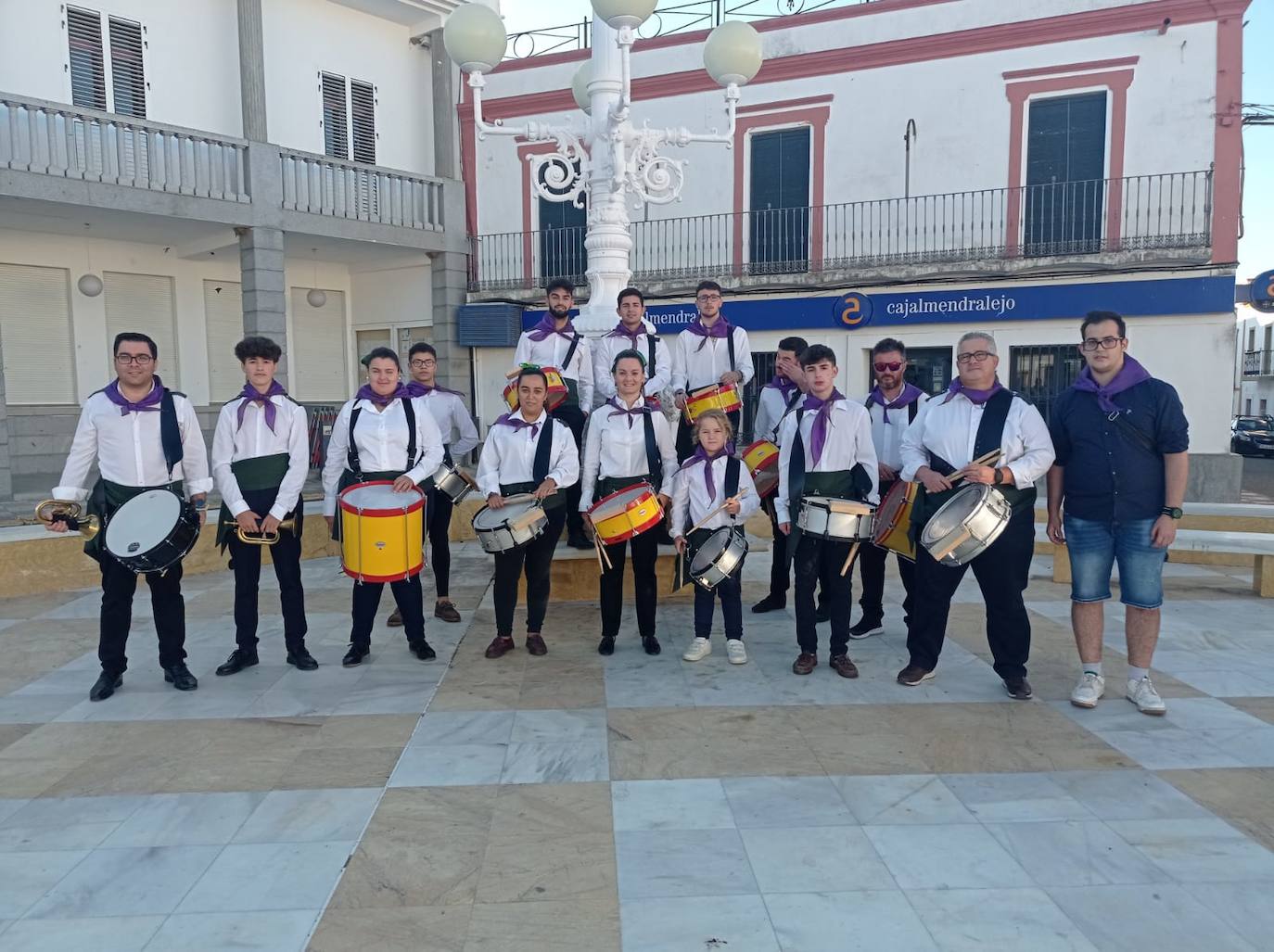 Imagen secundaria 1 - Arriba, participantes en el Torneo de Fútbol organizado por el Club de Fútbol Alconchel. Abajo, a la izquierda, componentes de la Banda de Cornetas y Tambores 'Villa de Alconchel'. A la derecha, trofeos elaborados por Cerámica Artística Villanovense para las fiestas de este año. 