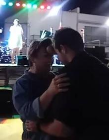 Imagen secundaria 2 - Arriba, verbena del sábado en El Terrero. Abajo, el juego de churros con chocolate y el concurso del baile de la patata. 