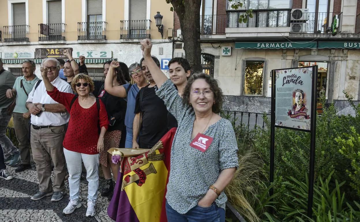 A la derecha, la placa colocada ayer en recuerdo de Matilde Landa.