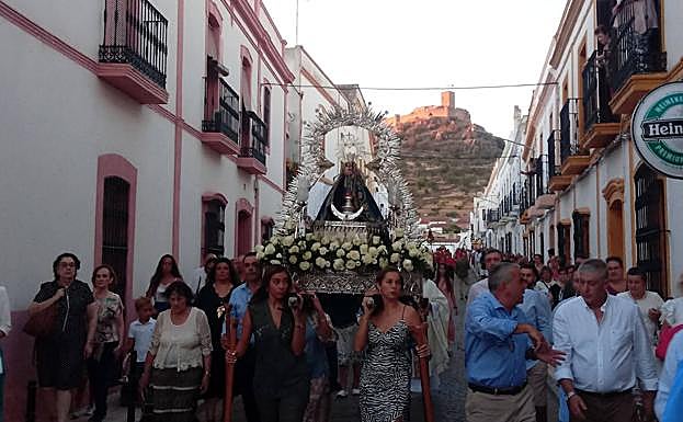 Entrada de la Virgen de la Luz, Patrona de Alconchel, en la plaza de España, durante su procesión, el pasado 21 de agosto. 