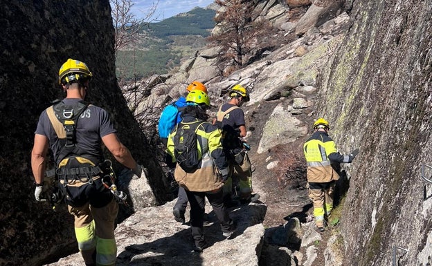 Bomberos en la vía ferrata de La Garganta. 