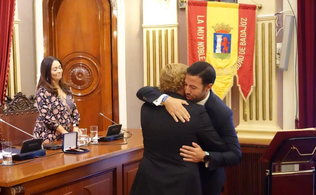 Francisco Javier Pizarro, este lunes en el salón de plenos recibe la felicitación del alcalde tras convertirse en edil. 