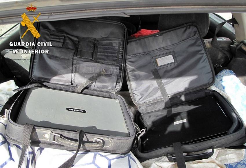 La Guardia Civil encontró también dos ordenadores y cuatro terminales de telefonía móvil. 