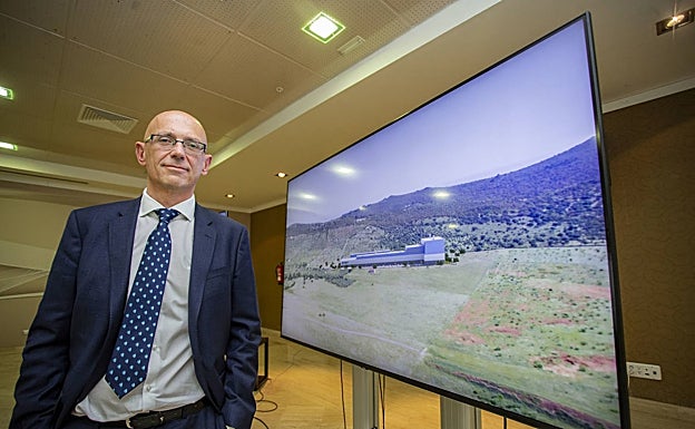Ramón Jiménez, CEO de Extremadura New Energies junto a la recreación de la explotación minera de litio de Valdeflores.
