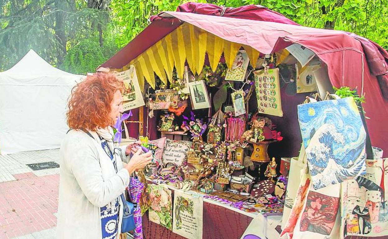 Mercadillo de San Miguel instalado en el paseo de Cánovas.