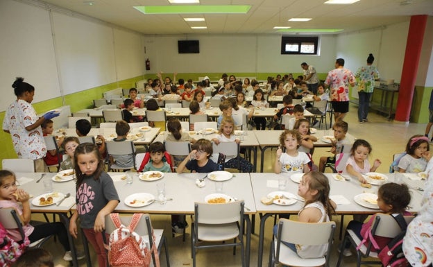 La Junta propone que en dos años haya comedores escolares y libros de texto para todos