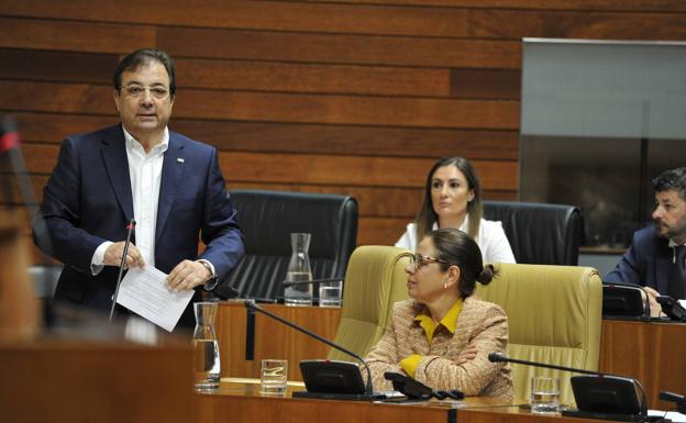 El presidente de la Junta de Extremadura, Guillermo Fernández Vara, durante su respuesta al PP en el pleno de la Asamblea. 