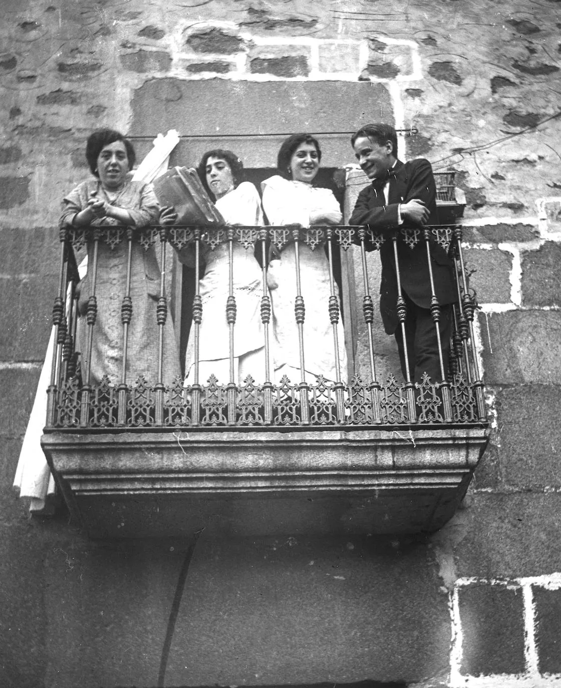 José Alfaro con su novia Elisa en el balcón de la casa de la familia de ella, con una hermana de la novia y una tía.