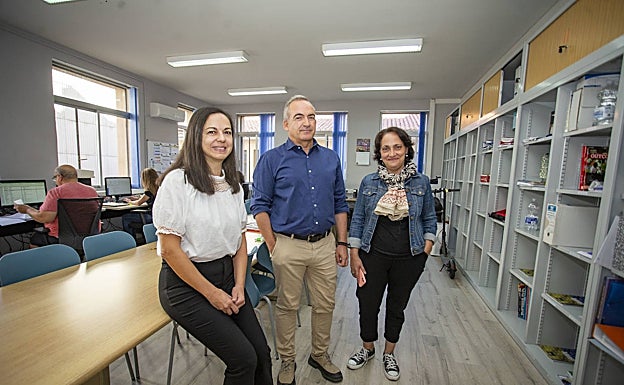 El nuevo director, junto a dos integrantes del equipo directivo. 