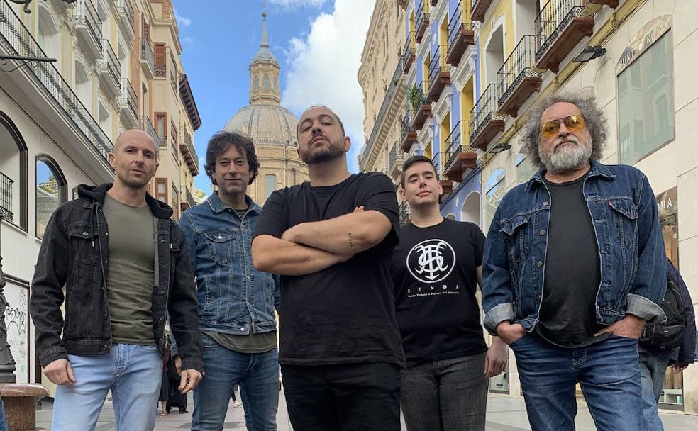 Los músicos de 'Senda' en Zaragoza, donde este sábado recogen su premio como mejor banda tributo. 