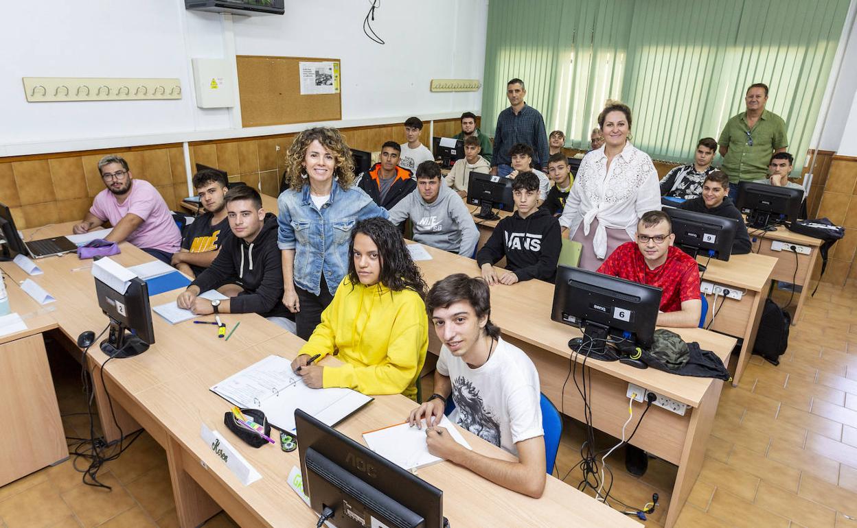 Los alumnos del ciclo con tres de sus profesores y el director del instituto al fondo. 