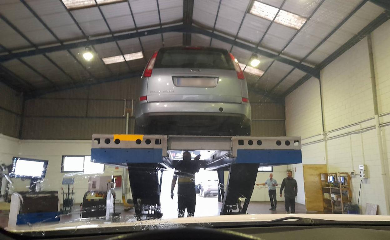 Inspección en un estación de Itevebasa en Badajoz. 
