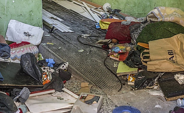 Basura acumulada en el portal del bloque esta semana. 