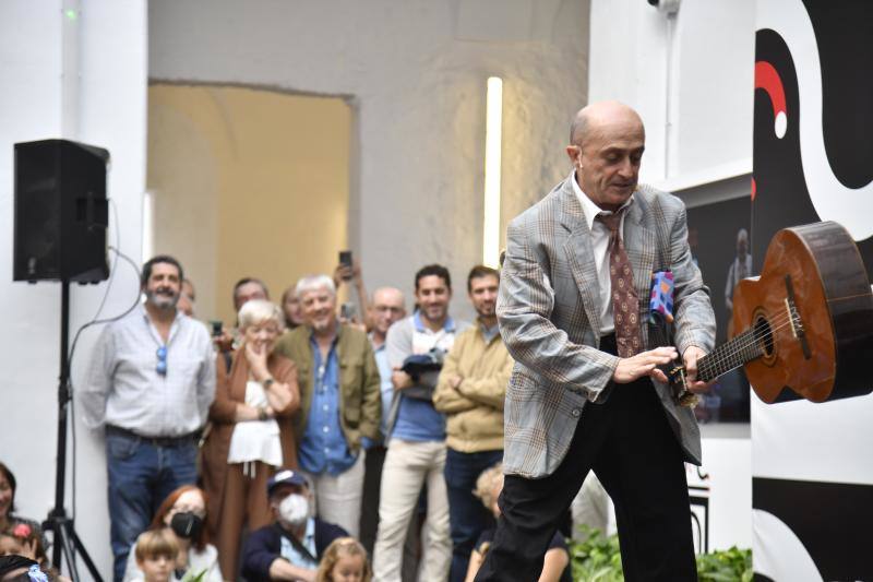 El actor Pepe Viyuela, el mercado gastronómico y el 'Repair Café' atraen a cientos de pacenses. 