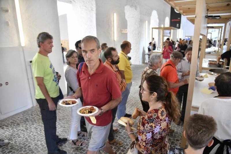 El actor Pepe Viyuela, el mercado gastronómico y el 'Repair Café' atraen a cientos de pacenses. 