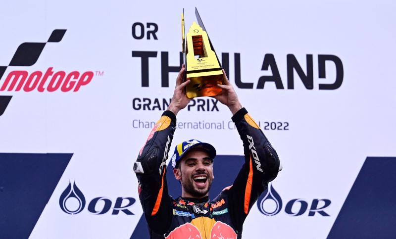 Oliveira celebra su triunfo sobre el podio en Tailandia.