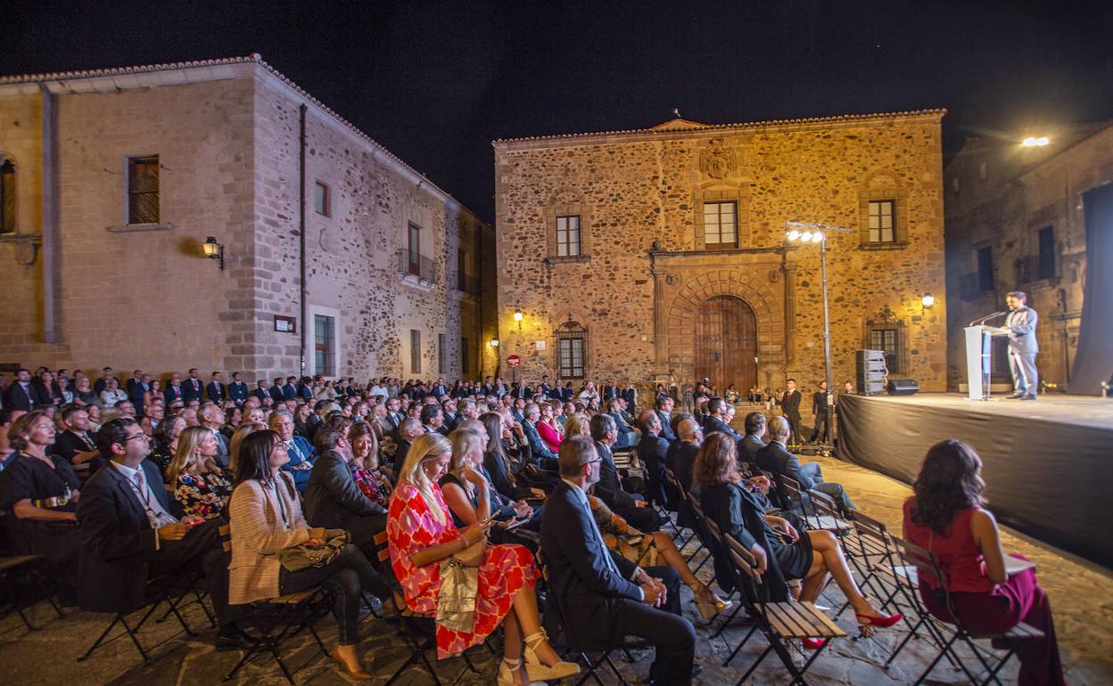 Los asistentes al acto de recepción del congreso en la plaza de Santa María de Cáceres. 