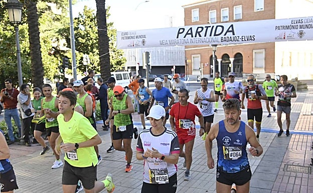 Corredores salen de Badajoz a las 10.30 horas de este domingo. 