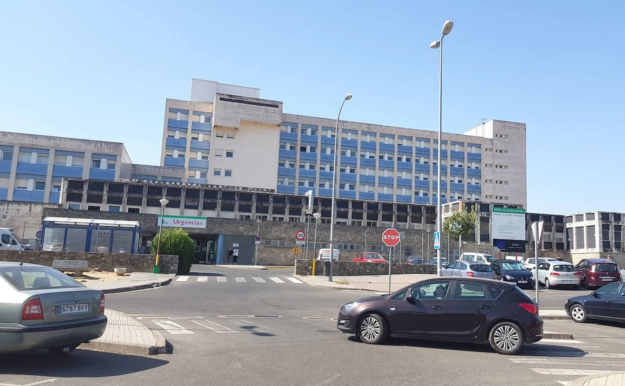 Exterior del hospital Virgen del Puerto de Plasencia, donde ha sido trasladado el herido.