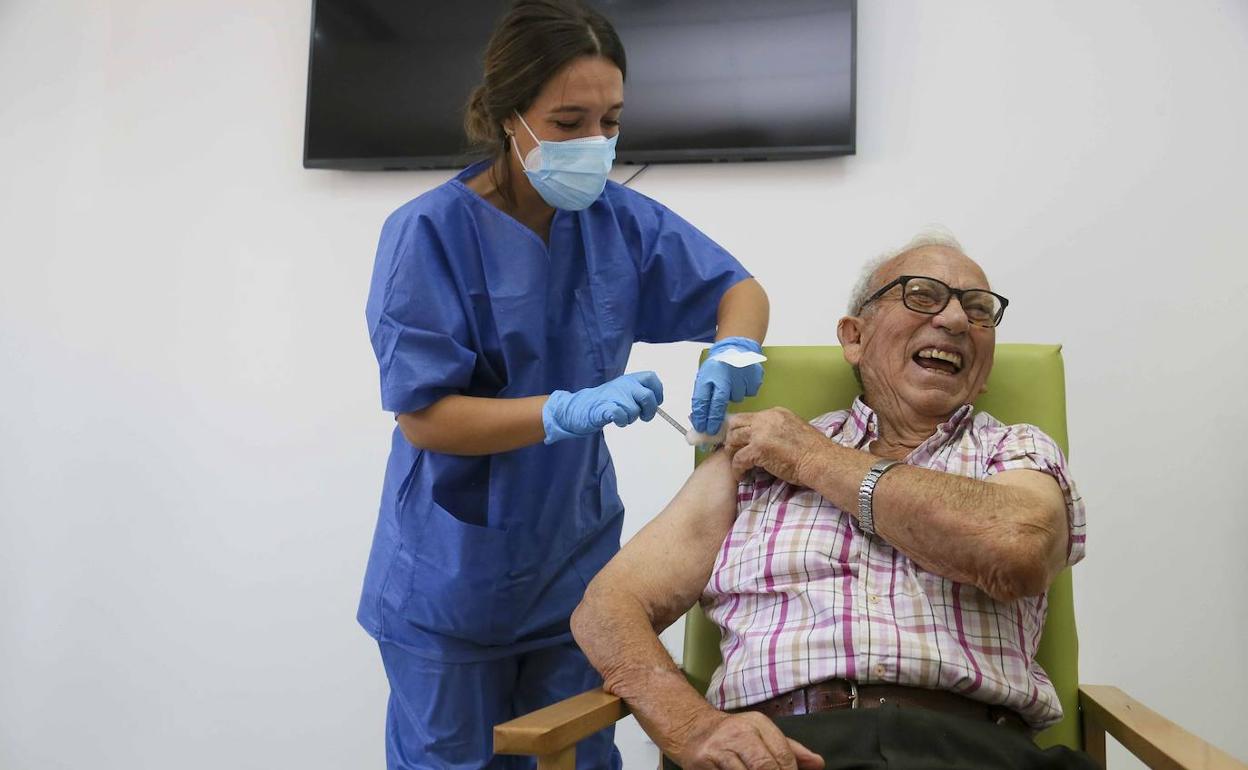 Desde este lunes se puede pedir cita para vacunarse contra la gripe