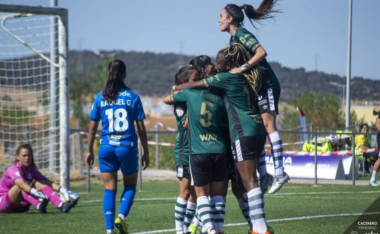 Las jugadoras del Cacereño celebran un tanto en la victoria de la pasada jornada ante el Depor. 