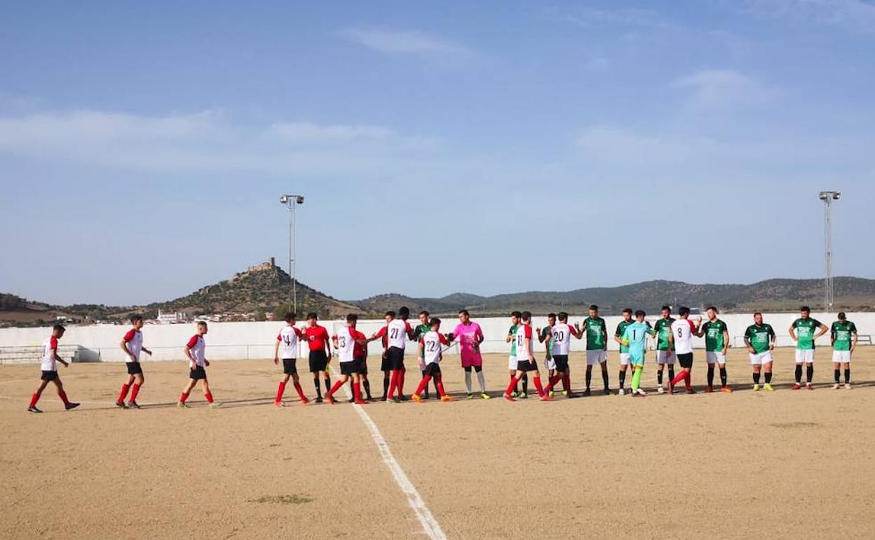 El equipo visitante, el Hispanolusa, saluda al Alconchel antes del inicio del encuentro. 