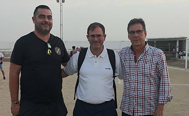 Daniel Sánchez Mata, flanqueado por el entrenador del Juvenil David Piñana, y el presidente en funciones del Club de Fútbol Alconchel, Manuel Piñana. 