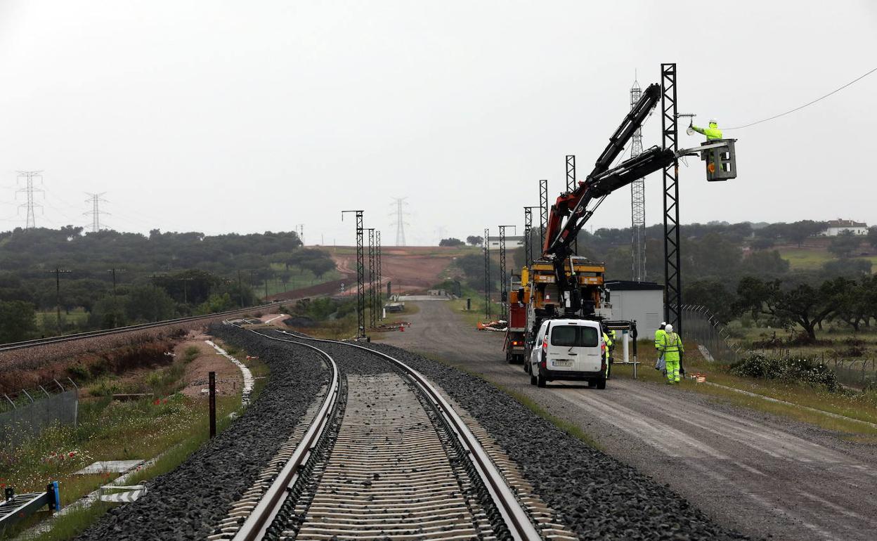 Trabajos de electrificación de la línea de altas prestaciones entre Mérida y Cáceres