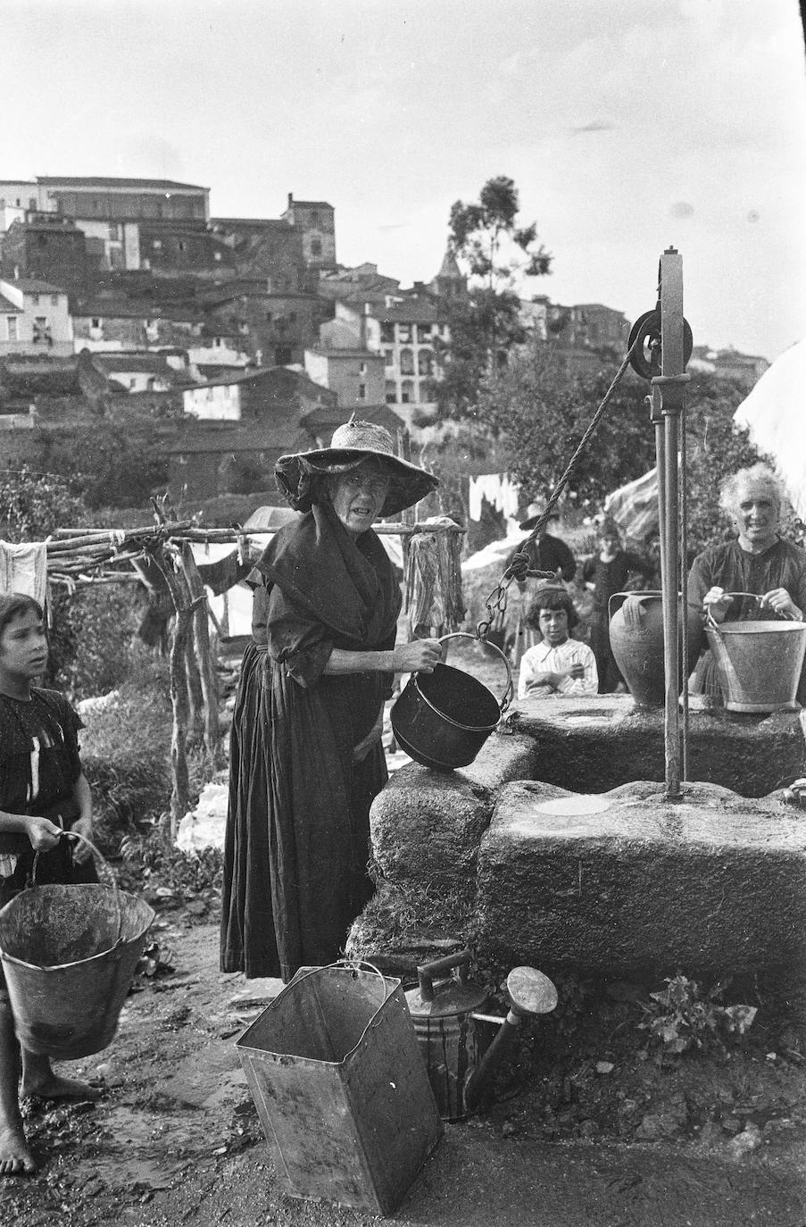 Fotografía de mujeres y niñas en un pozo de la Ribera del Marco.