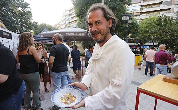 El chef Carlos Maza, de Alboroque Golf, muestra la tapa con la que ha conseguido el segundo premio. 