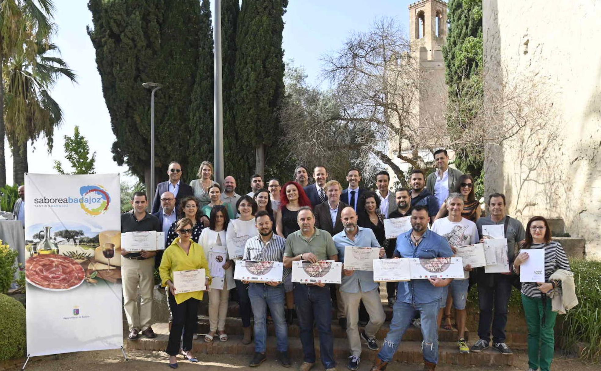 Foto de familia de los premiados en el concurso de desayunos con las autoridades. 