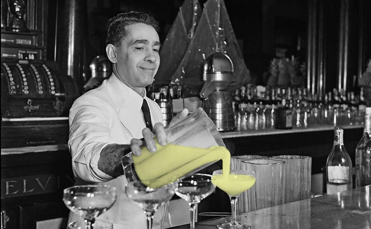 Ribalaigua sirviendo daiquiris helados, alrededor de 1946.