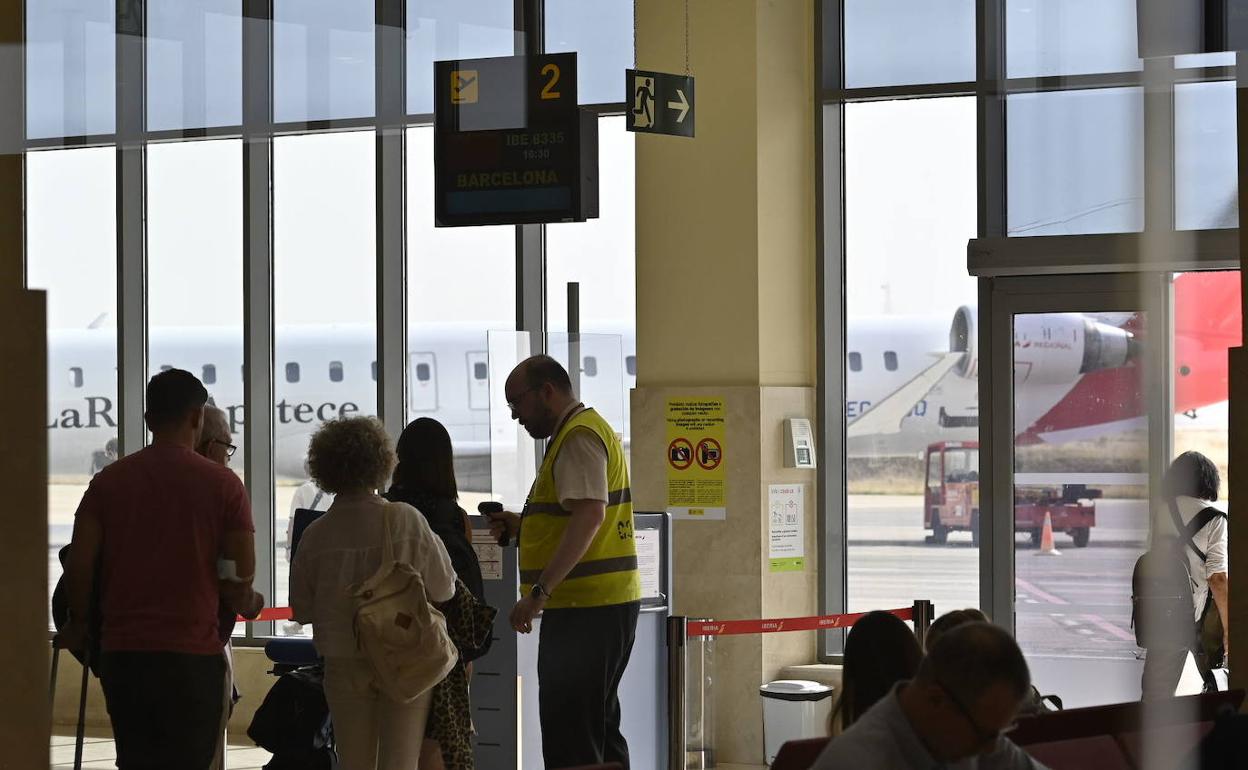 Pasajeros del aeropuerto de Badajoz a punto de embarcar. 