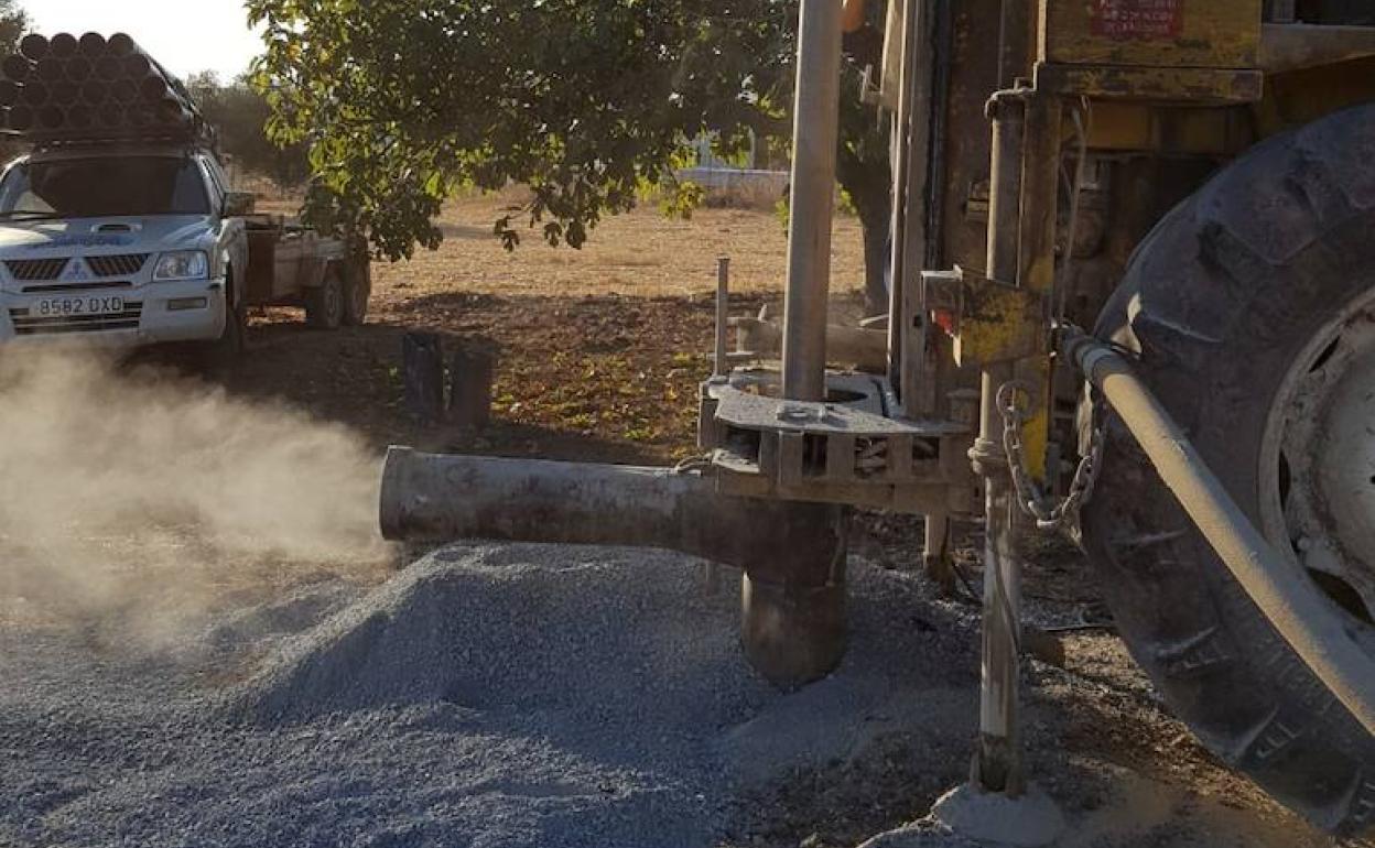 Una máquina perfora para hacer un pozo en una finca extremeña. 