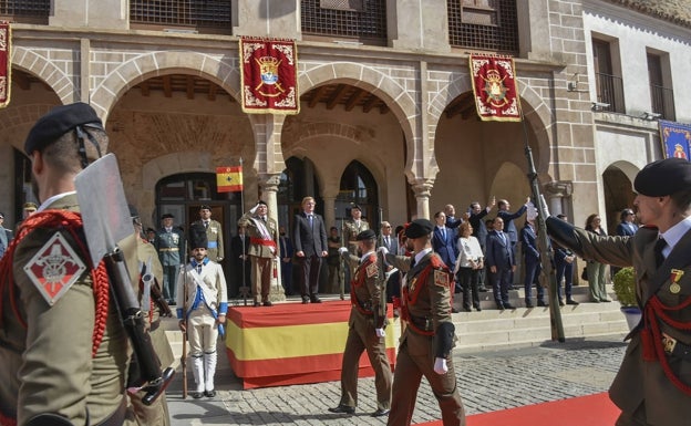 Desfile militar a su paso ante las autoridades este sábado en Badajoz.