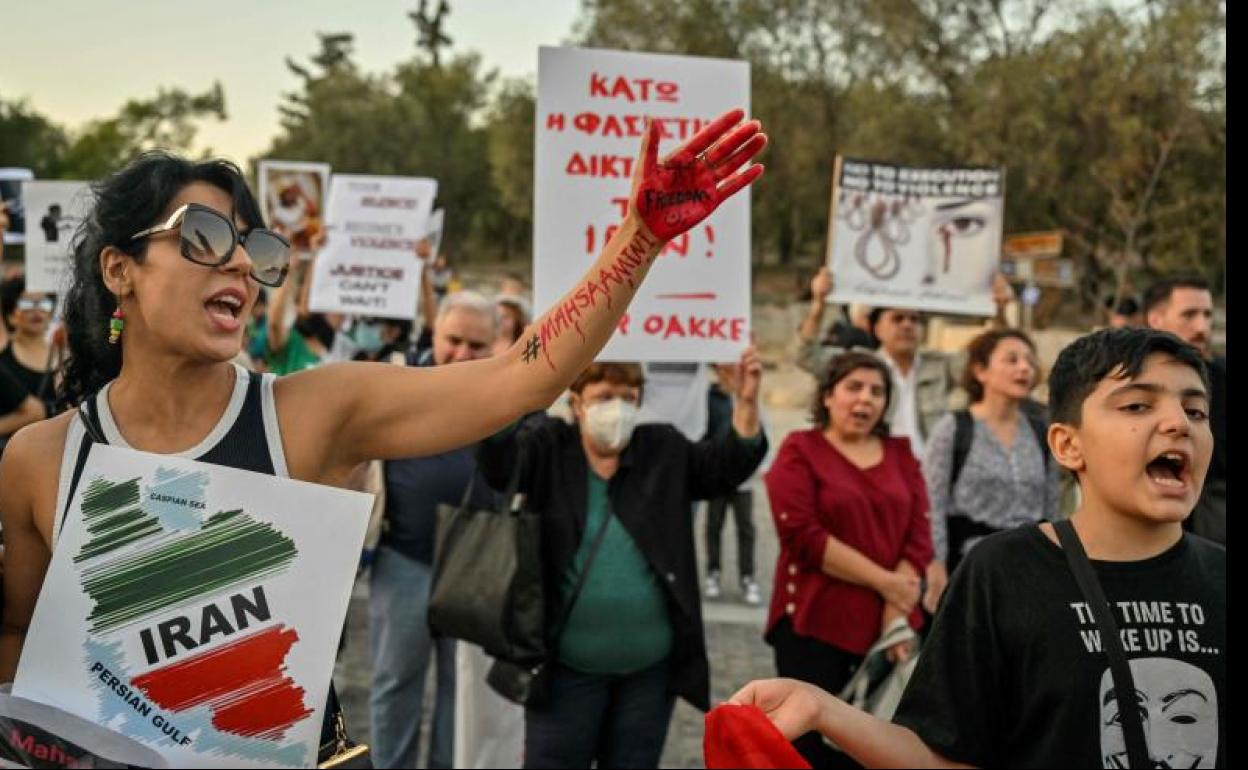 Un grupo de personas protestan por la muerte de la joven kurda Mahsa Amini. 