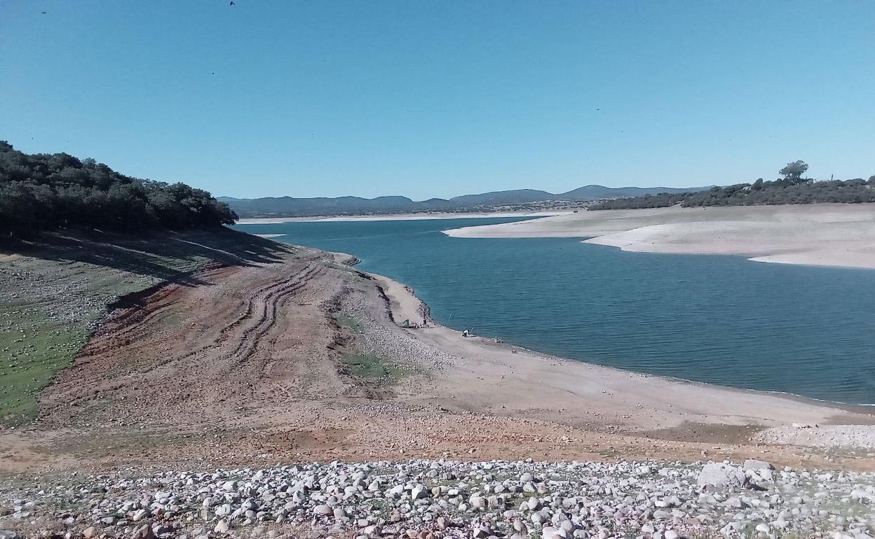 Suceso en Extremadura : Desaparece un joven en el pantano de Valdecañas cuando se bañaba