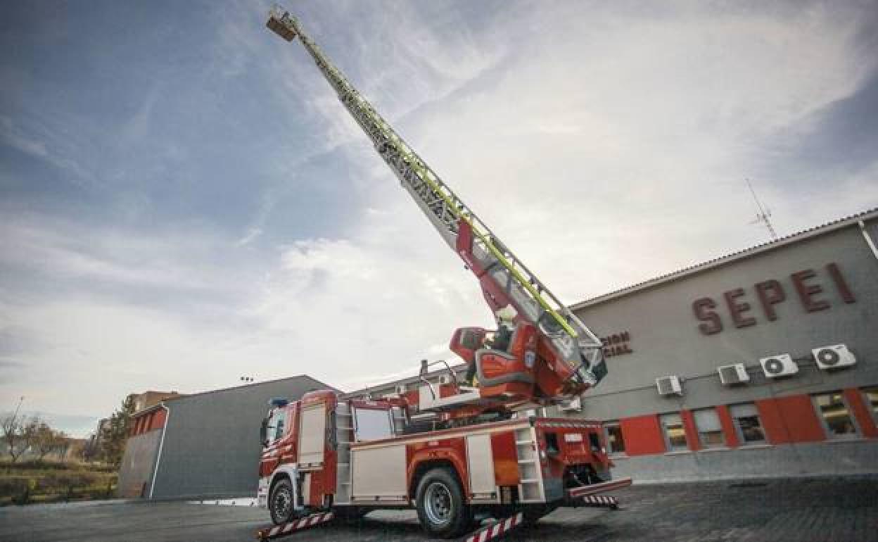 Camión de bomberos del Sepei, que percibirá 3,9 millones pendientes. 