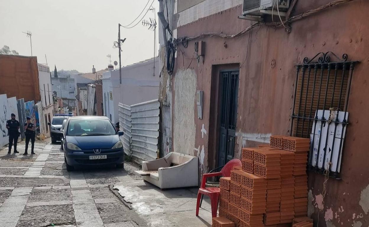 La policía durante una intervención en la calle San Lorenzo. 