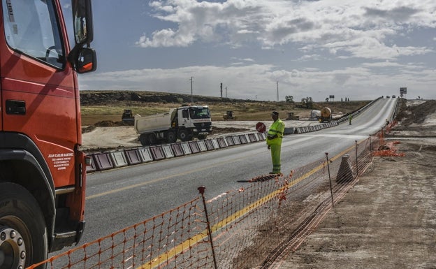 Obras de duplicación de la carretera de Campomayor, donde se ve también la preparación del terreno para una nueva rotonda. 