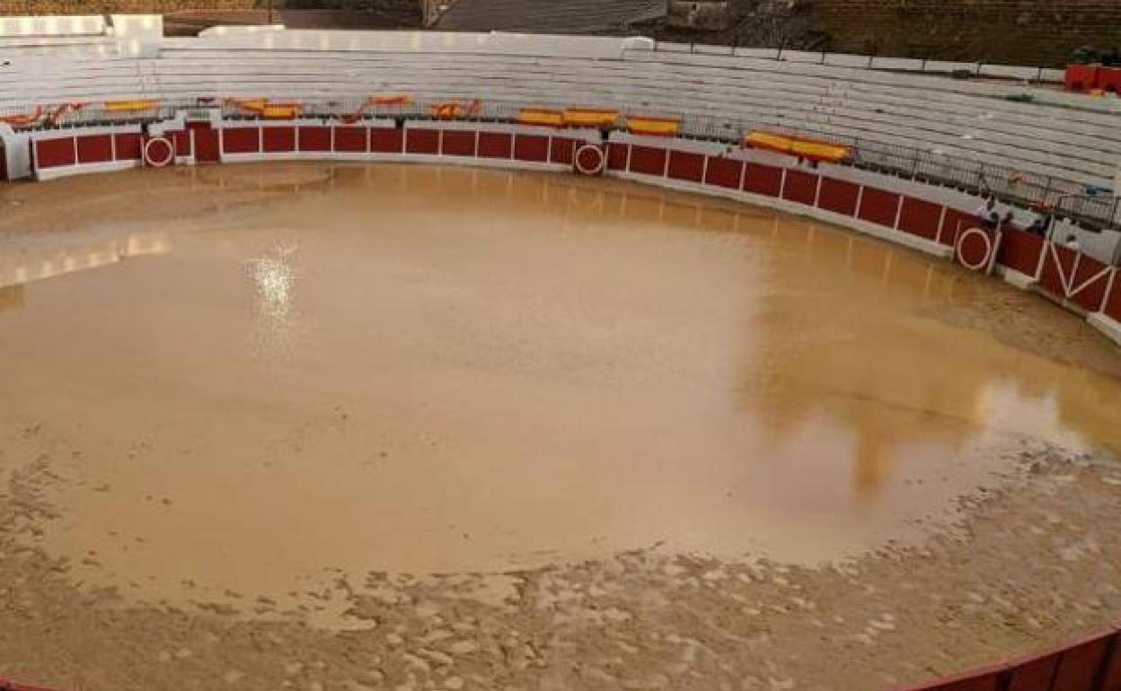 Aspecto del coso taurino tras las fuertes precipitaciones / 