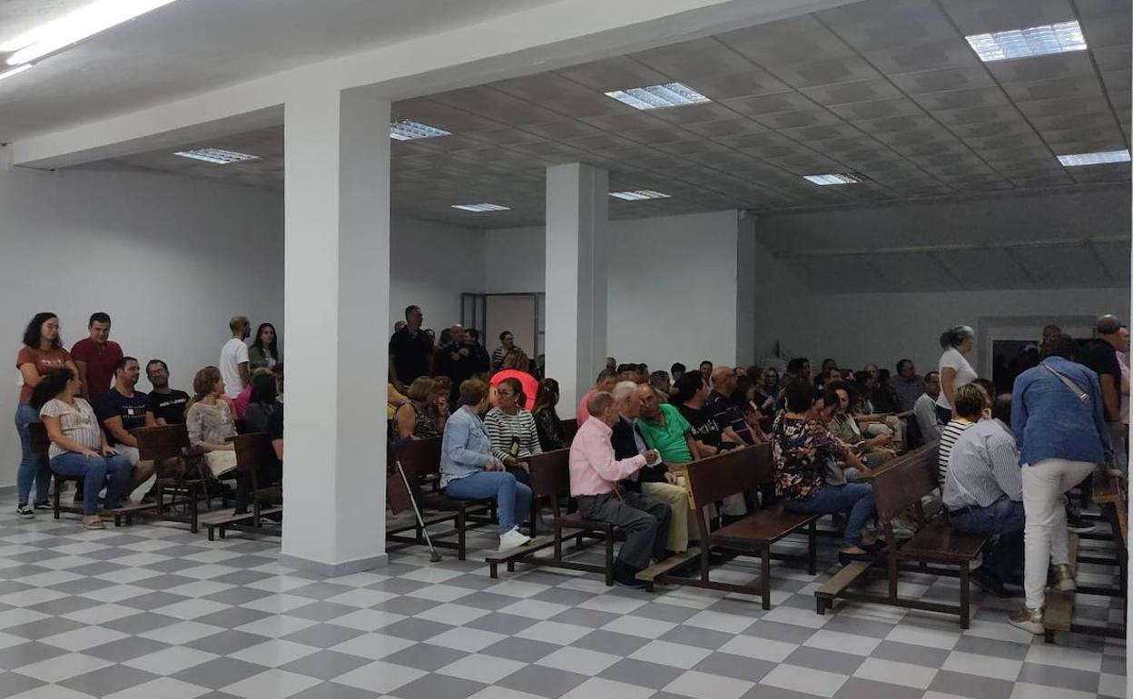 Ciudadanos asistentes esta noche en la casa de la Iglesia 'Santa María' para la constitución de la plataforma 'No al vertedero en Salvatierra'. 