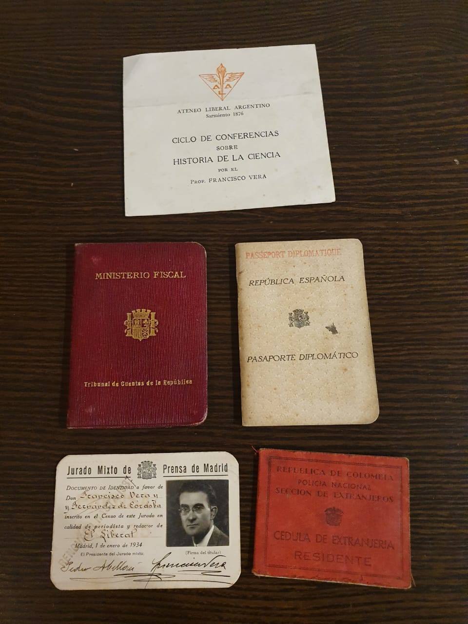 Imagen secundaria 2 - Arriba, Laura Regueira Vera (en el centro), junto a la directora de la BIEX, Julia Inés Pérez, y el técnico Javier Paule. Abajo, detalle del carné de periodista de Francisco Vera, y otros documentos del escritor alconchelero. 