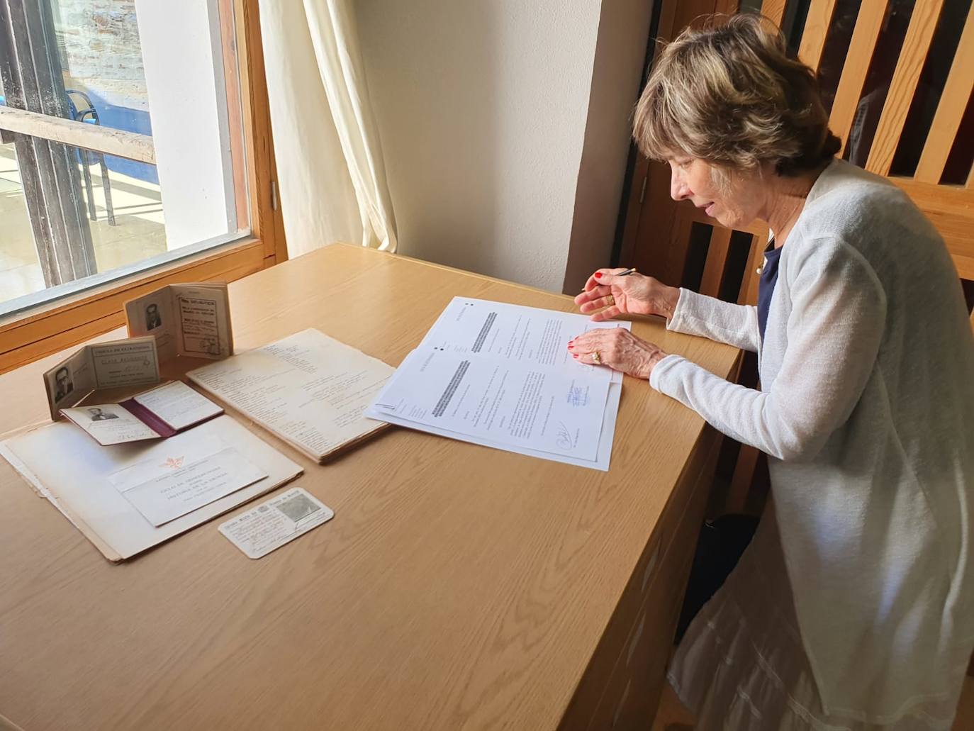 La nieta de Francisco Vera, Laura Regueira Vera, firmando ayer la cesión de la documentación a la Biblioteca de Extremadura. 